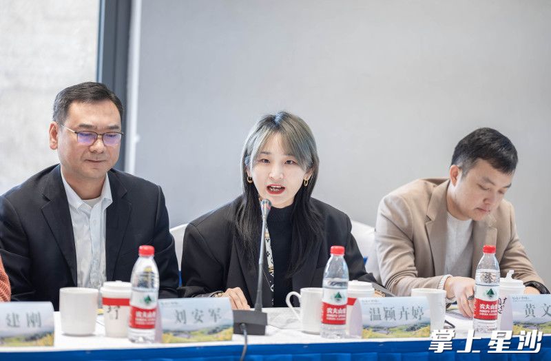 温颖卉婷（中）参加青山铺人才座谈会。均为青山铺镇供图