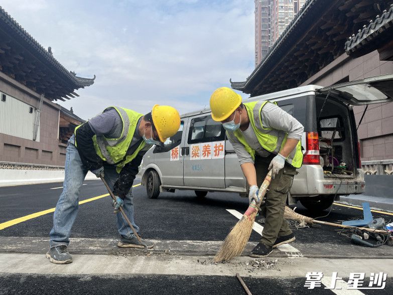 施工现场,工人们正在按部就班地进行着液体止水带的安装工作。均为杨欣雨 摄 施工现场,工人们正在按部就班地进行着液体止水带的安装工作。均为杨欣雨 摄