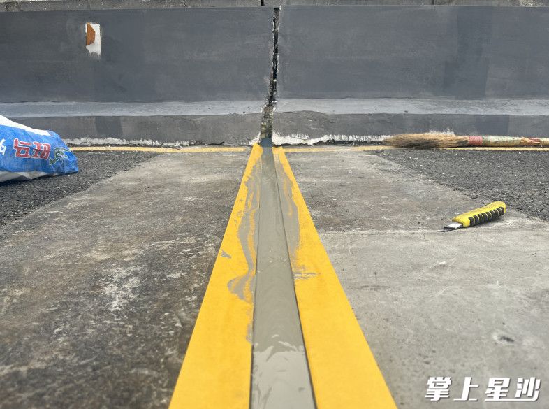 新材料像液体一样,流动性和粘性很强,完全能深入缝隙,形成完整止水带。 新材料像液体一样,流动性和粘性很强,完全能深入缝隙,形成完整止水带。