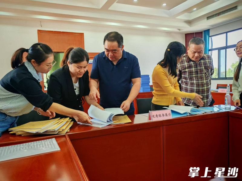 镇财政办组织工作人员进行集中看账,通过仔细核查每一笔组级收支凭证。江背镇供图