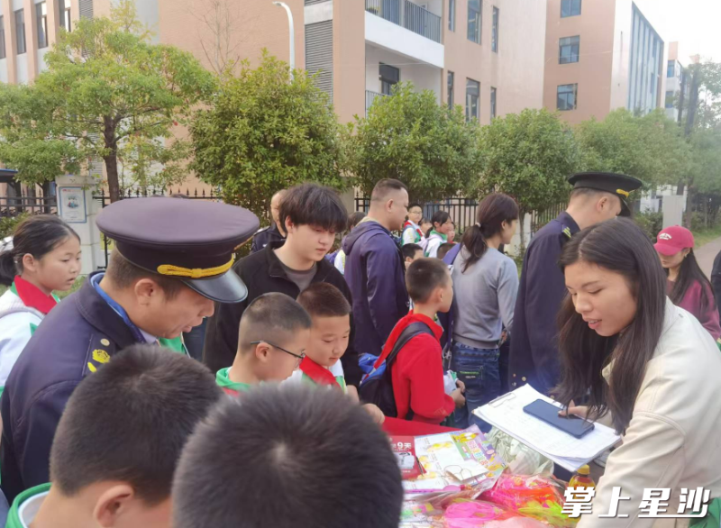 工作人员劝退流动摊贩，禁止售卖“三无”产品。湘龙街道供图