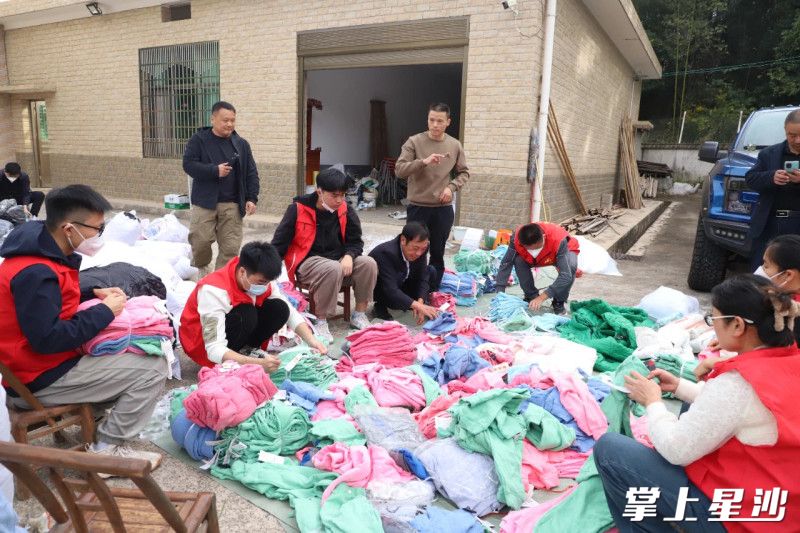 志愿者整理爱心物资。北山镇供图