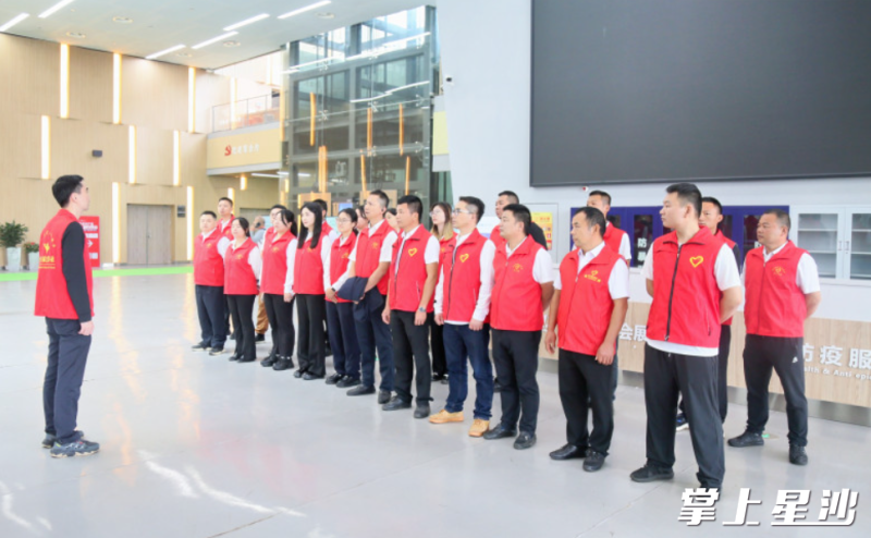 长沙县黄兴镇组织“星锋”志愿服务队以热心的服务、真诚的微笑和忙碌的身影为展会增添活力，成为农博会上一道亮丽的风景。均为陈晨 摄