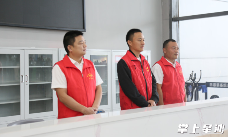 黄兴镇数百名“星锋”志愿者在会展片区提供场内、场外服务。