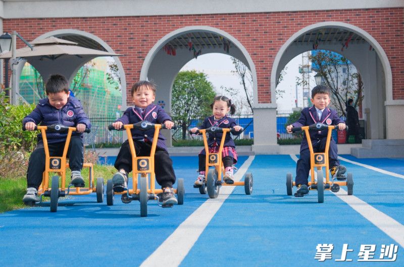 学生们在校园里快乐玩耍。