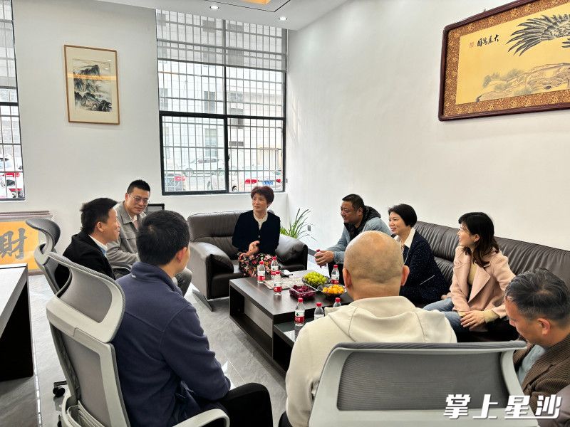 㮾梨街道与㮾梨商会工作人员来到湖南人允电子科技有限公司走访了解外地籍职工家庭情况。㮾梨商会供图