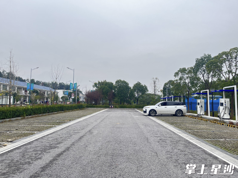 今年7月份，在石壁湖公园附近增设生态停车场和30余个快慢充充电桩，不仅解决了停车难题，还满足了游客和居民的多元化需求。