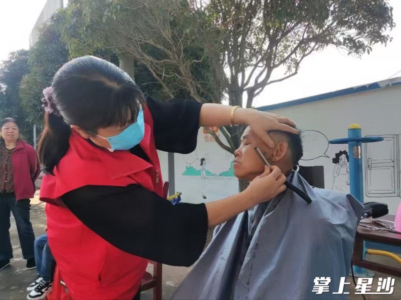 黄兴镇网格队伍为辖区群众提供上门帮办、代办等服务，收集并解决群众微诉求。