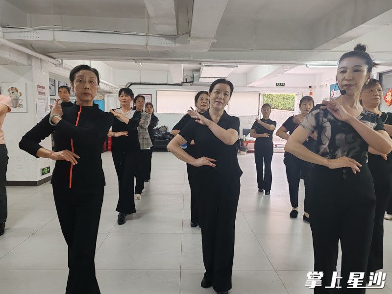 每周二上午，老人们来到湘龙街道湘瑞社区居家养老服务站风采时尚班上课。