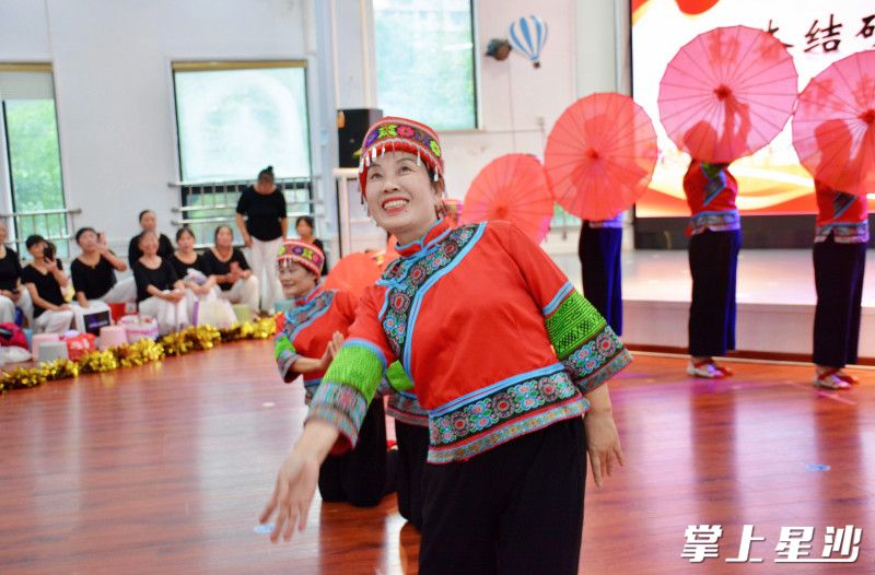 每到节假日和特殊时间点，社区举办文艺活动时，邀请学员登台表演。均为县民政局供图
