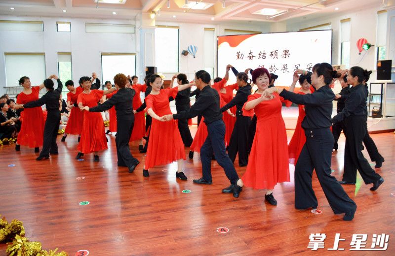 望圣桥社区居家养老服务站老年大学课程成果汇报演出。