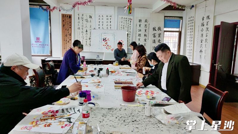 金茂路社区老年大学书法绘画课。