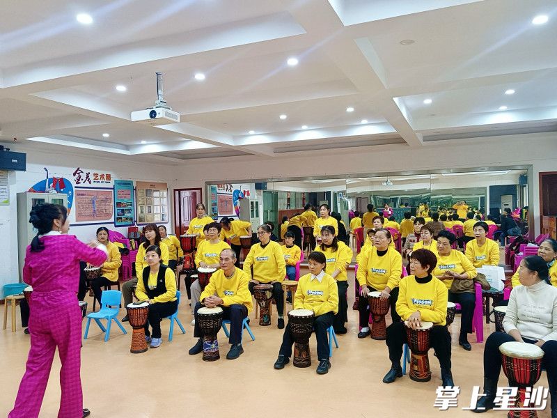 金茂路社区老年大学非洲鼓课。