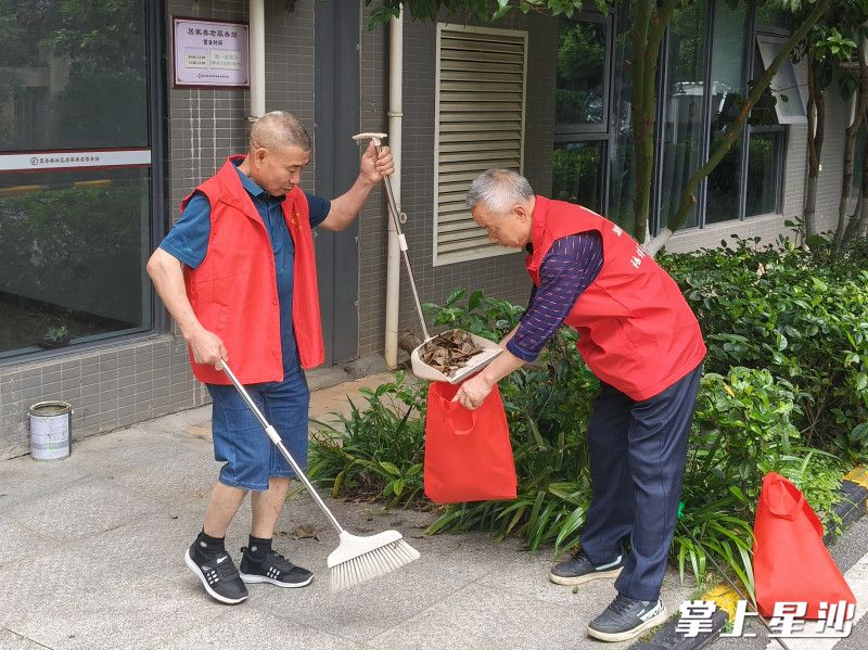 社区老人们化身“志愿者”，积极参与小区文明劝导、环境整治等志愿服务。