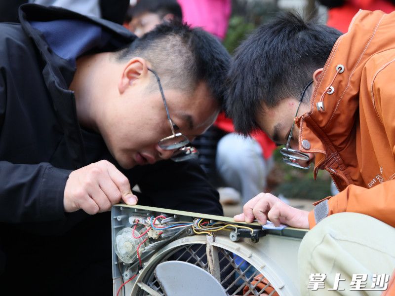 王彬（左一）带领服务队员在泉塘街道泉塘社区做志愿服务。县文明办供图