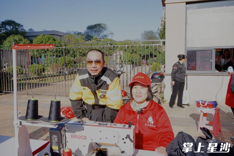 唐漫霞为外卖骑手缝补好棉裤，骑手与唐漫霞合影。吴婉沁 摄