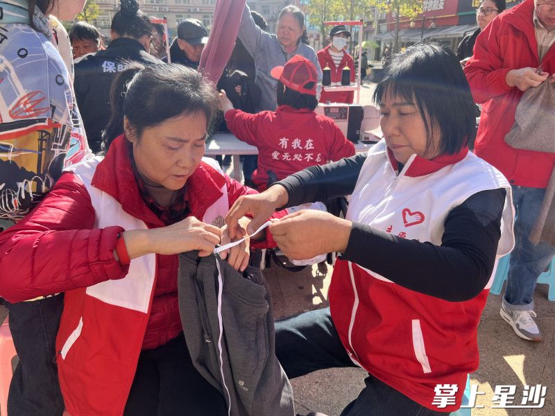 巾帼志愿者们加入缝补行列。黄花镇供图