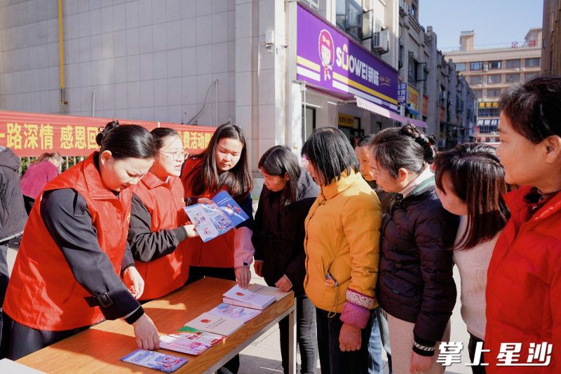 镇妇联联合龙塘社区巾帼志愿者为女性居民开展反家庭暴力普法宣传。吴婉沁 摄