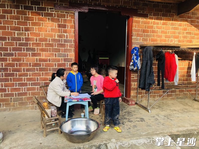陈丽娜(左一)在学生家中家访。县文明办供图