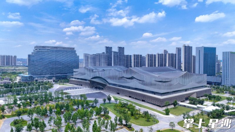 来到会展片区，一幅波澜壮阔的“国际新门户、城市会客厅”新画卷正徐徐铺开。章帝 摄