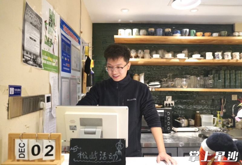 现在已是两家餐饮店老板的彭梓轩，遵循着爷爷辈“勤劳、肯干、真诚”的教导，致力于为顾客提供更好的产品。均为彭永礼 摄