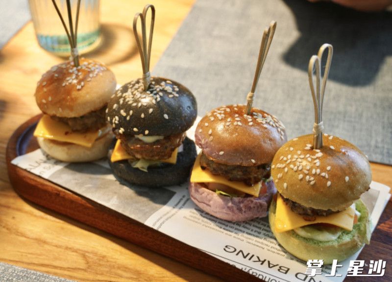 松屿无国界料理的招牌菜品“四色小汉堡”。