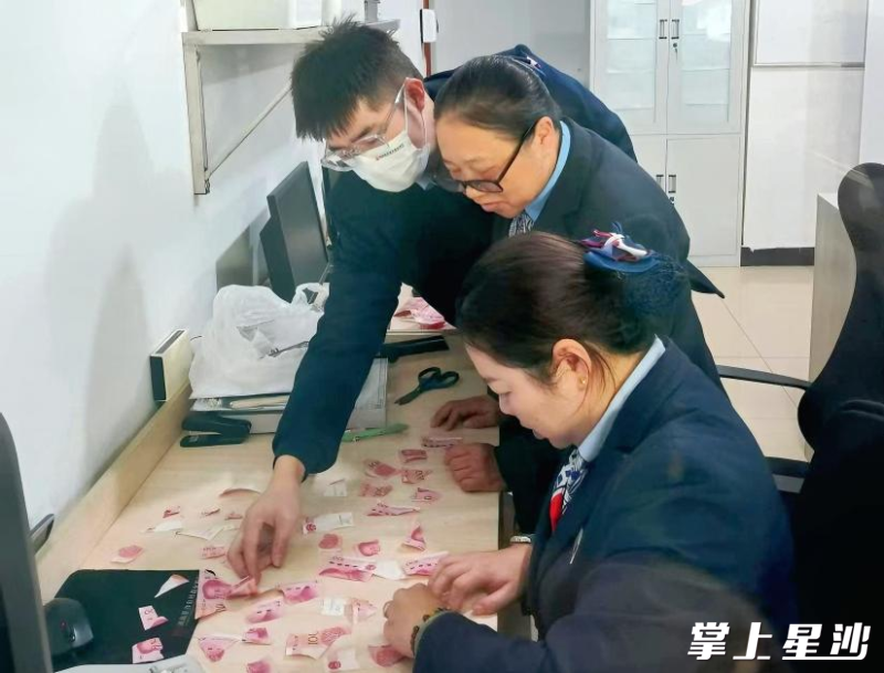 银行工作人员按照纸币特点对其进行拼接粘贴。均为供图。