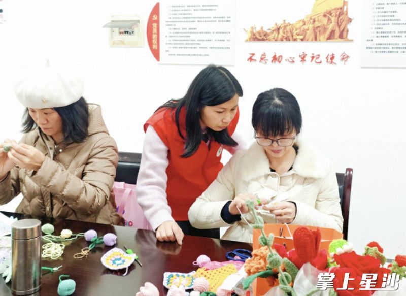 熊柳（中）在公益课堂上指导学员钩编。吴婉沁 摄