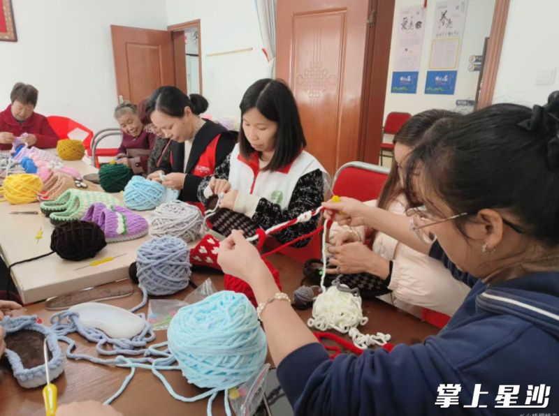 熊柳与志愿者们在社区开展志愿服务。心灵文创工作室供图