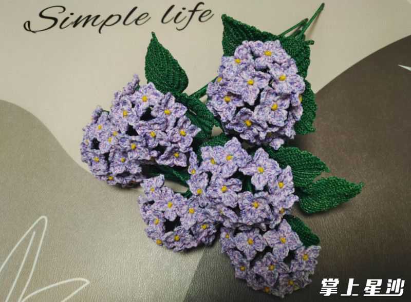 图为熊柳编织的绣球花。心灵文创工作室供图