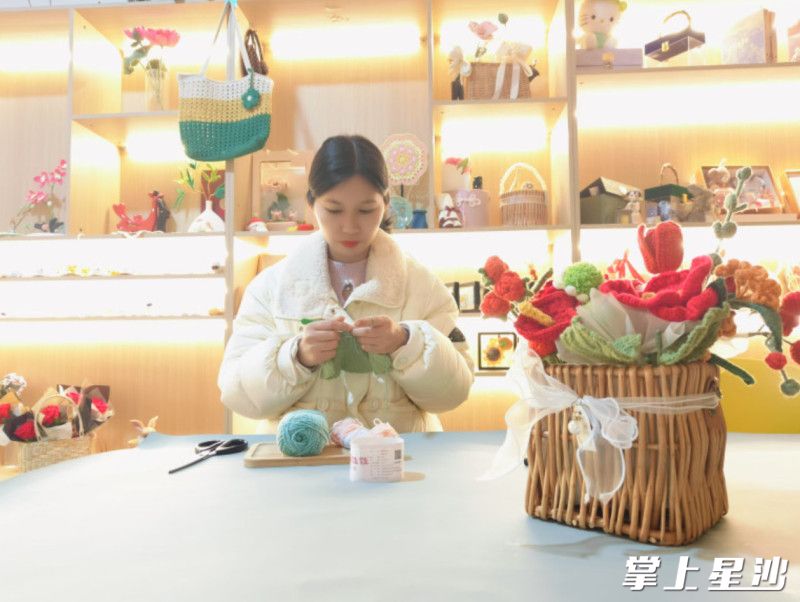 熊柳在工作室里钩编。心灵文创工作室供图