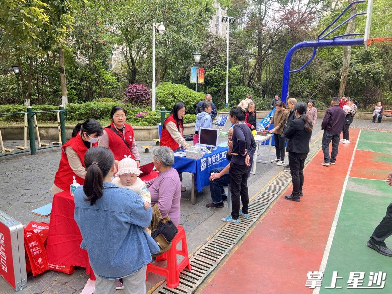 南塘冲社区新时代文明实践站开展公益活动。社区供图