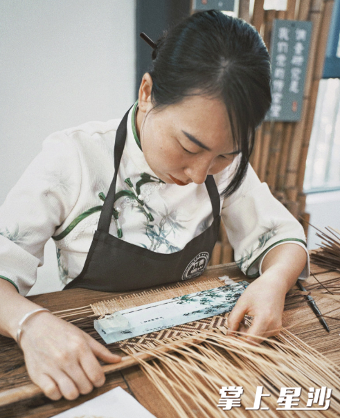 袁美娇在编织竹编作品。均为青山铺镇供图