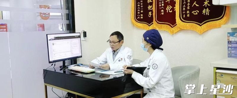 陈颖（左）和护士在讨论患者的治疗方案。受访者供图
