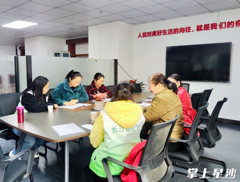 图为湘龙街道社工走访辖区优秀社区社会组织骨干成员。