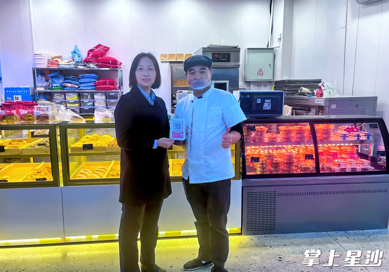 当日下午，“店小二”将收款码立牌和音响送到了着急开业的夏先生手中。星沙农商银行长龙支行供图