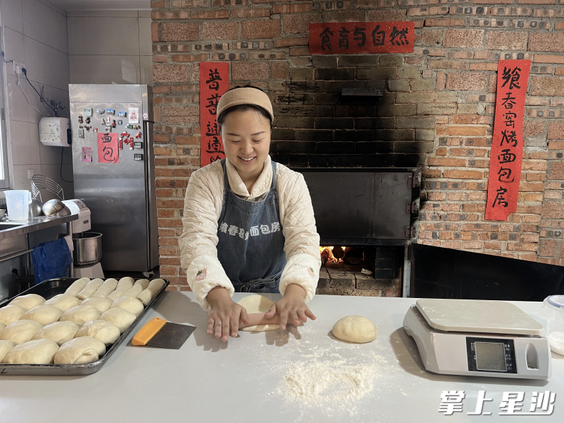 吴正春正在做面包。均为刘乐珊 摄