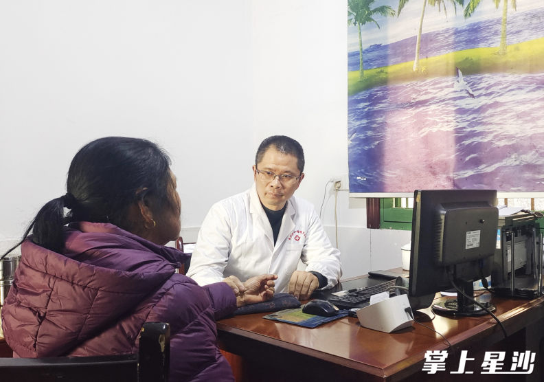 刘展为患者把脉看诊。 刘展为患者把脉看诊。