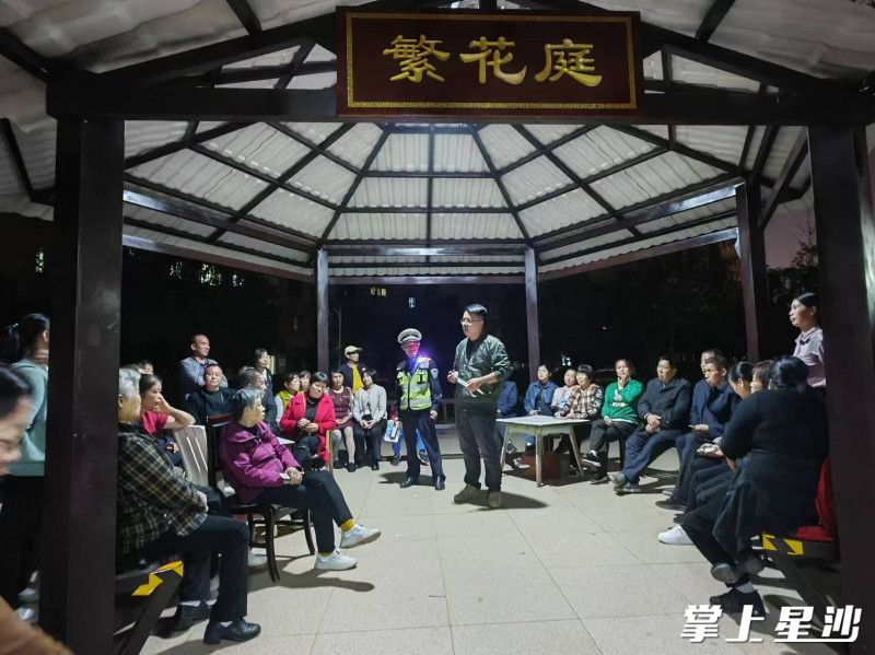 岐山社区利用繁花庭为群众开展道路交通安全宣讲活动。黄花镇供图 岐山社区利用繁花庭为群众开展道路交通安全宣讲活动。黄花镇供图