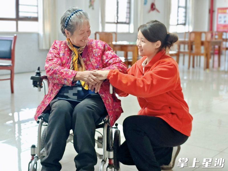护理员向媛露陪老人聊天。长沙县民政局供图