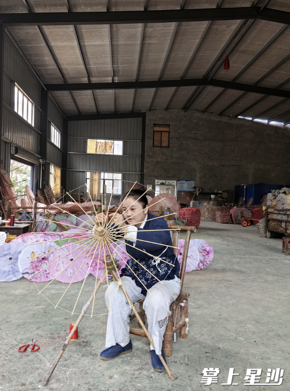 李庆华前往益阳早禾拜师学艺,纯手工制作油纸伞。受访者供图 李庆华前往益阳早禾拜师学艺,纯手工制作油纸伞。受访者供图