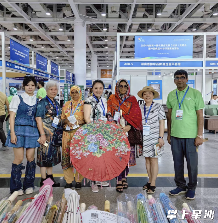 李庆华助力非遗产品亮相各类国际活动。受访者供图 李庆华助力非遗产品亮相各类国际活动。受访者供图