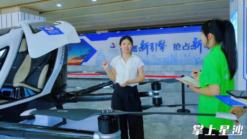 工作人员在介绍公司无人机。 工作人员在介绍公司无人机。