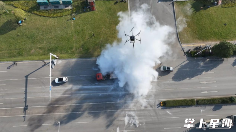 图为低空领航无人机在进行应急演练。 图为低空领航无人机在进行应急演练。