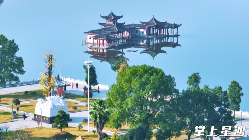 江背镇印山村天玺湖畔。