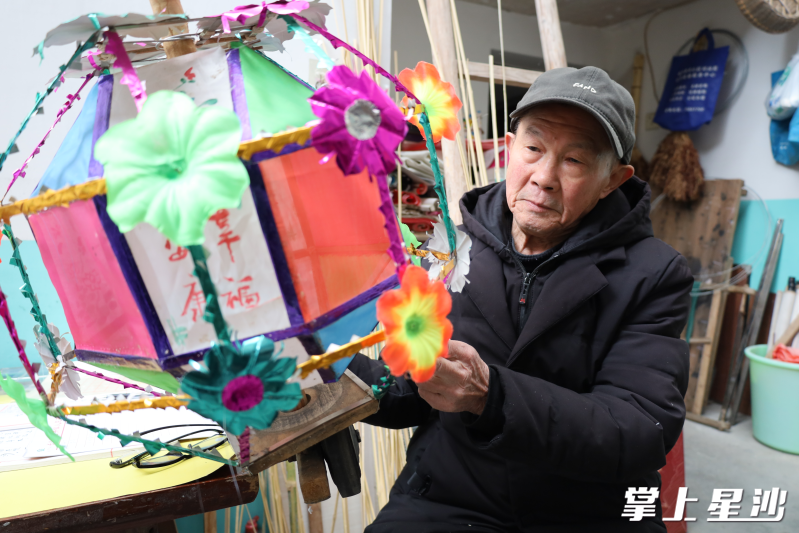 吴乐华展示制作好的滚灯车。