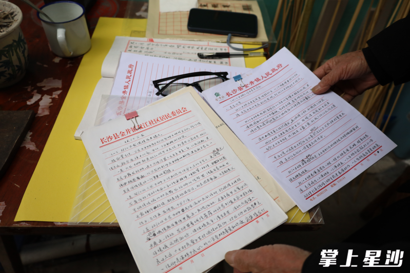 吴乐华用纸笔记录好的非遗文化资料。