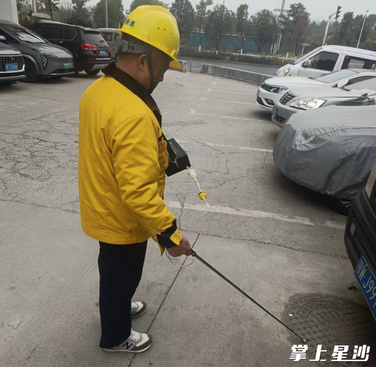 检测人员正使用手持激光甲烷乙烷检测仪进行安全巡查。长沙县城管局供图