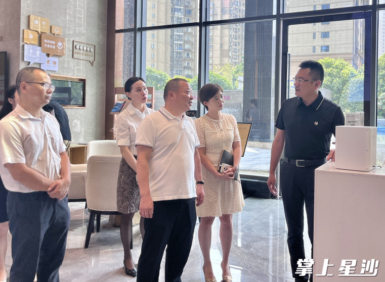 星沙街道主要班子成员化身“金牌店小二”送政策上门。