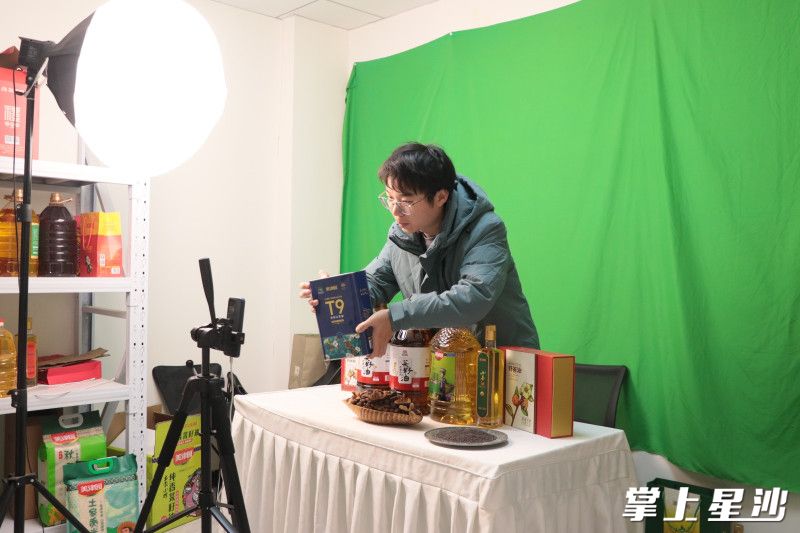 源丰农业直播间，企业员工正在通过直播平台销售美津源产品。均为赵佳慧 摄